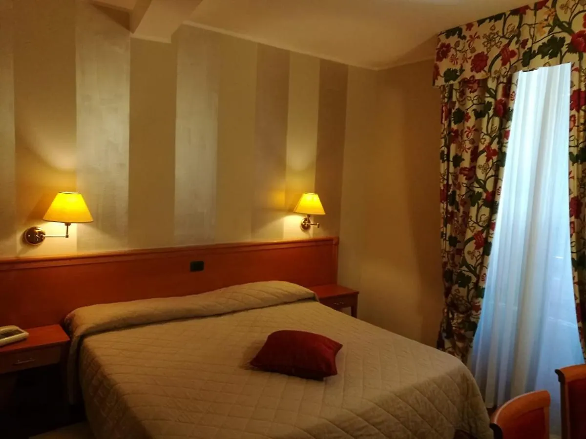 Hotel La Luna لوكا 3*,  إيطاليا